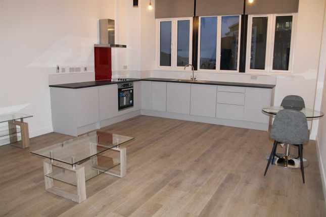 Flat to rent in High Street, West Bromwich