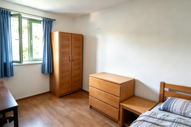 Room 4, 10, Miles Road, London photo 2
