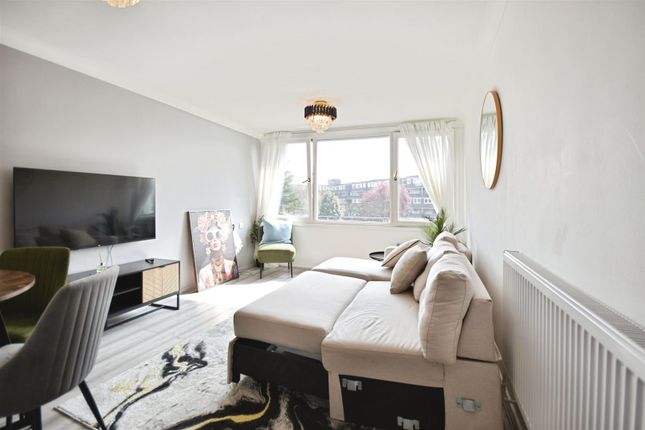 37, Romulus Court, Justin Close, Brentford photo 3