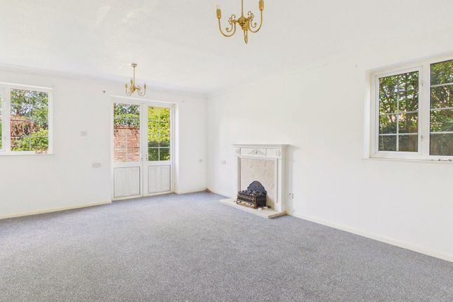 8, Stanford Orchard, Horsham photo 4