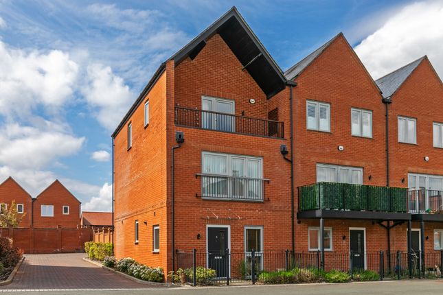Town house for sale in Venta Drive, Winchester