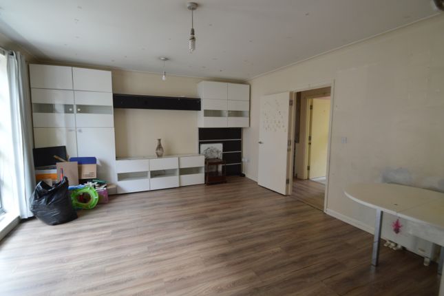 Flat for sale in Thames Reach, London