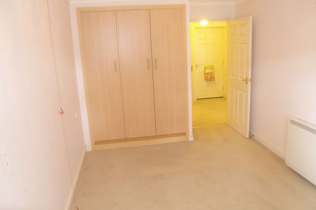 Flat for sale in Waters Edge Court, Erith