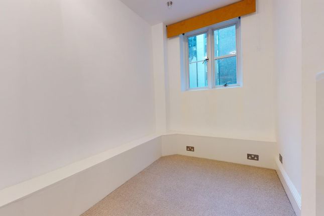 Flat to rent in South Audley Street, London