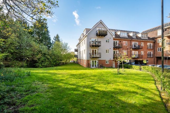 Flat for sale in Crowthorne Road, Bracknell, Berkshire