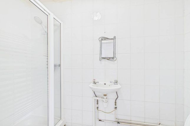 Room 5, 24, Albert Street, Slough photo 2