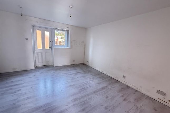 71, Anthony Close, Manchester photo 2