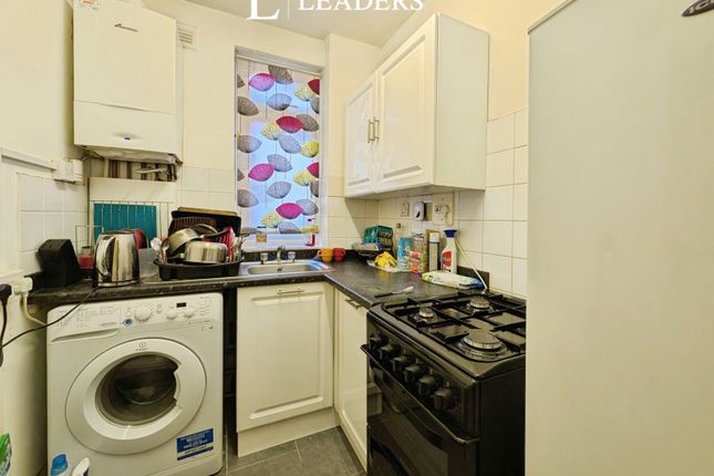 Flat 2, Queens Court,, Hill Lane, Hampshire photo 4