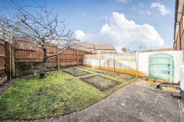 7, Rivett Drake Close, Guildford photo 3