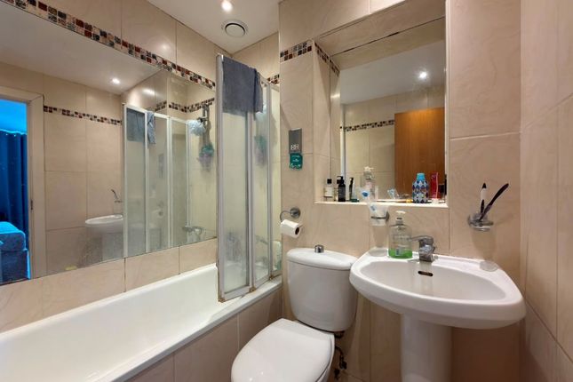 Flat 304 Platinum House, Lyon Road, Harrow, Middlesex, HA1 2EX photo 4