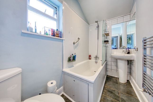 First Floor Flat 44, High Street, London photo 4