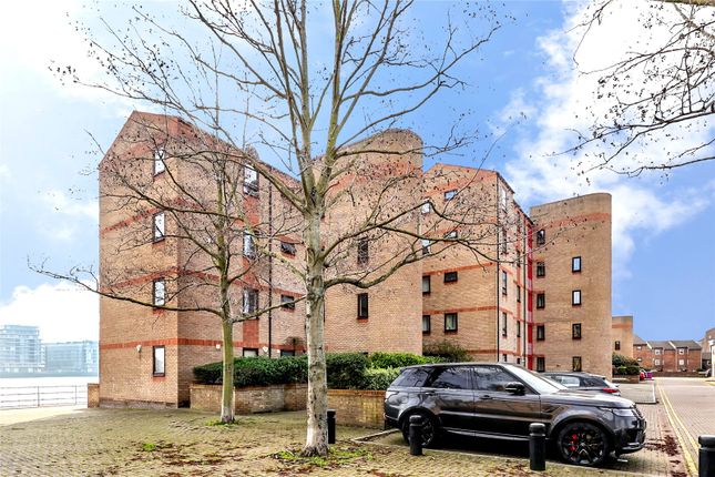Flat to rent in Caledonian Wharf, Isle Of Dogs