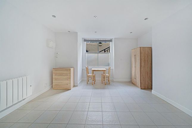 Flat 3, 18, Devonshire Terrace, London photo 3