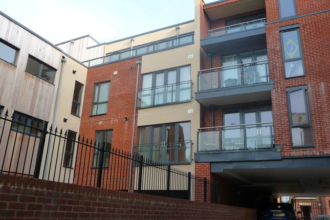 Flat to rent in Haydon Place, Guildford