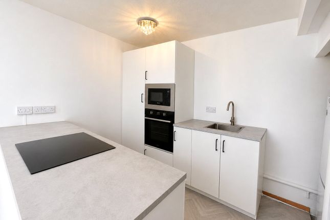 146, Penn Road, Slough photo 3