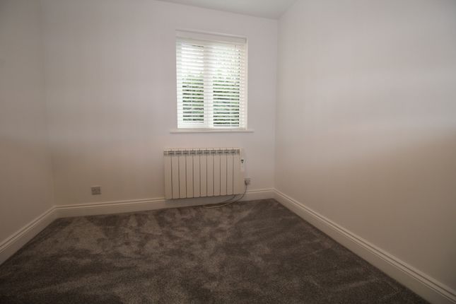 Flat to rent in Centre Drive, Epping
