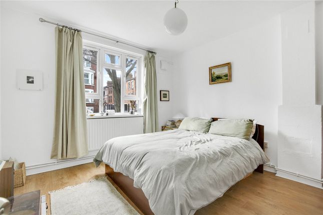 Flat to rent in Helen House, Old Bethnal Green Road, London