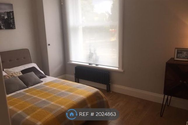 Flat to rent in Invermene House, Epsom