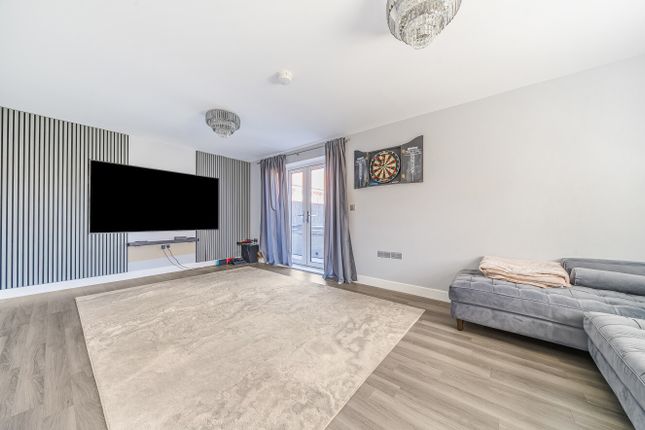 20, Coronation Drive, Reading photo 3