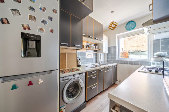 Flat 13, Hillview,, South Lodge Avenue, Mitcham photo 3