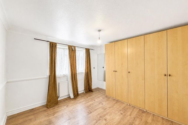 4, Walnut Tree Road, Heston photo 4