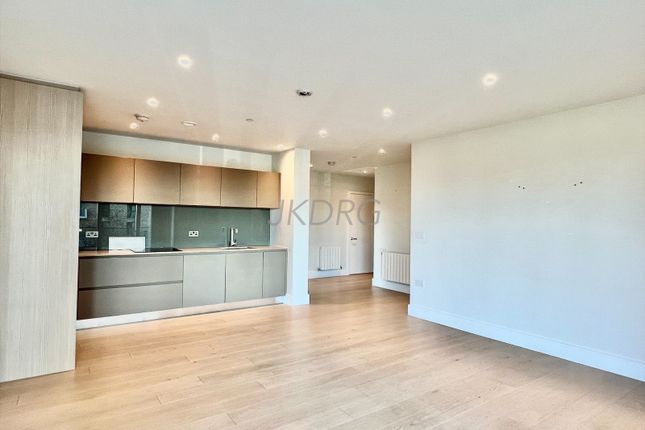 2-bed flat on Kidbrooke Park Road, Kidbrooke, £450,000