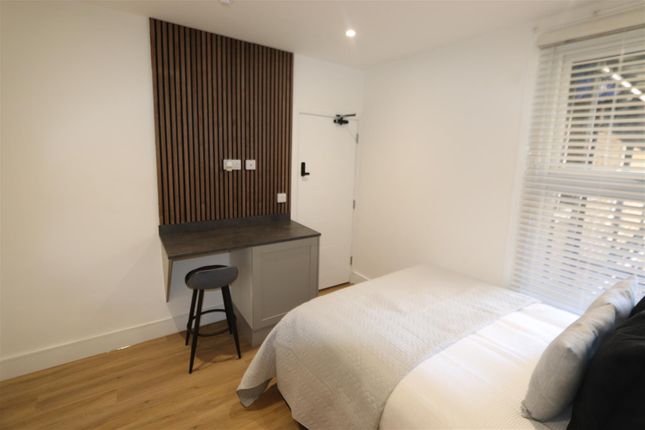 Room 3, 23, Central Avenue, Southend-On-Sea photo 4