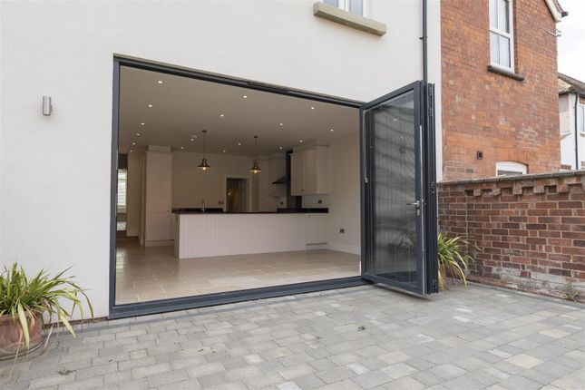 Town house for sale in Warwick Road, Kenilworth