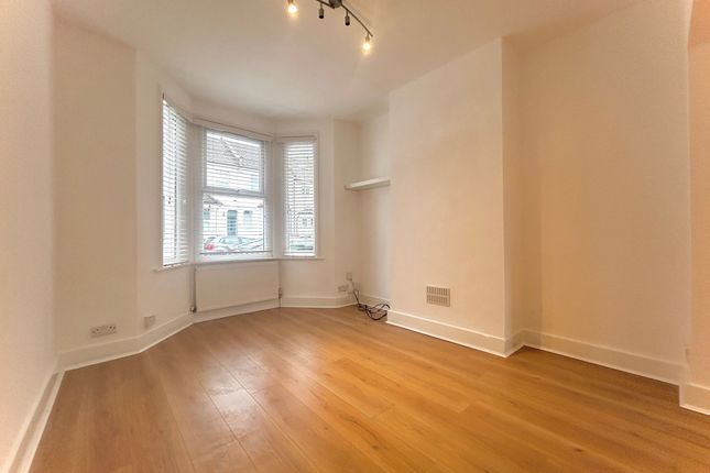 17 Tharp Road, Wallington photo 4