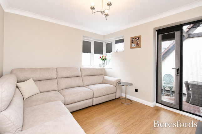 11, Amersham Avenue, Basildon photo 4