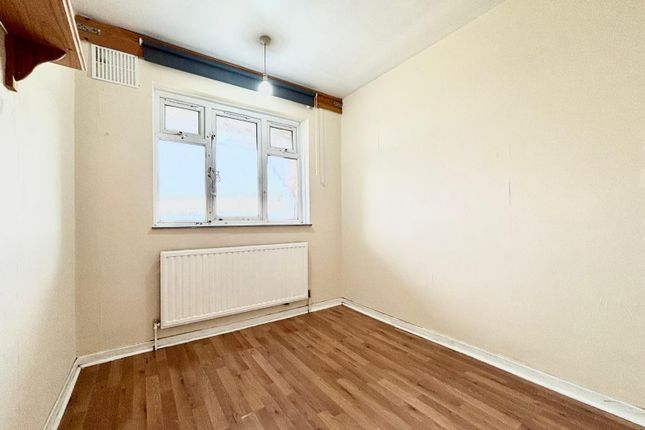 Longhayes Court, Chadwell Heath photo 4