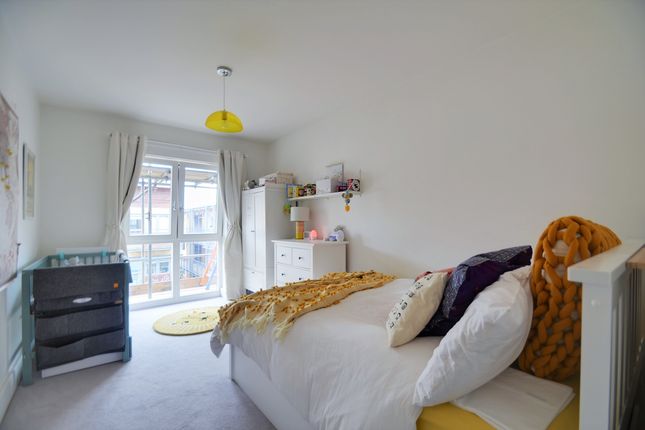 Flat for sale in Coopers Road, London