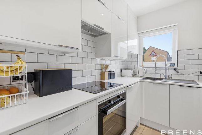 27, Magnetic Crescent, Enfield photo 2
