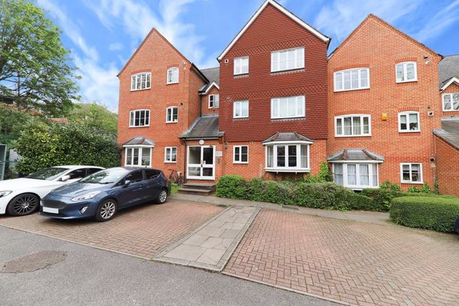 Thumbnail Flat for sale in Swan Close, Rickmansworth