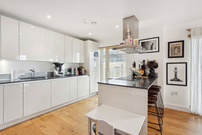 Flat 32, 8, Fairbourne Road, London photo 3
