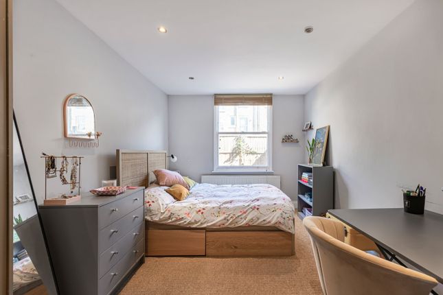 21, Strathleven Road, London photo 4