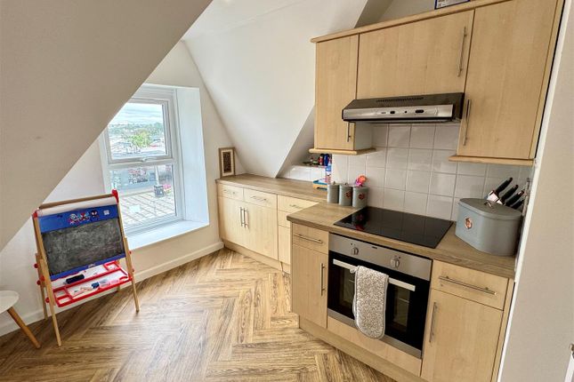 2nd Floor Flat, 12a, Cliff Road, Cornwall photo 3