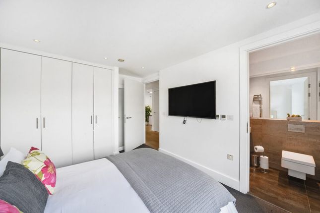 Flat for sale in The Piazza Residences, Bull Inn Court
