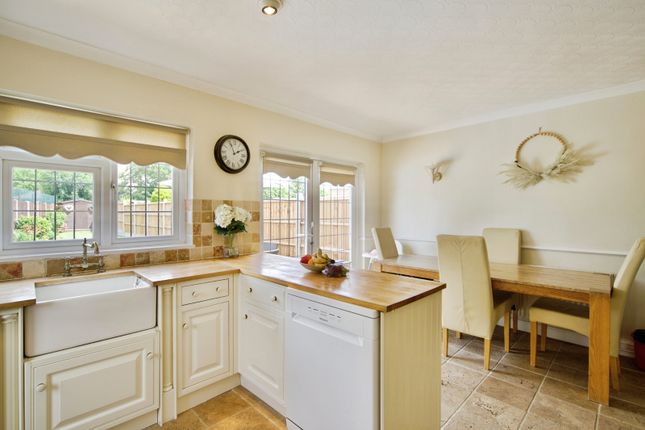 62, Lynwood Drive, Romford photo 4