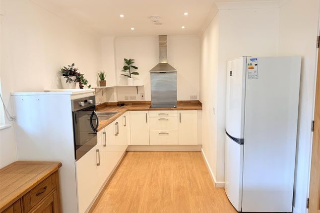 Flat 8, 32, Elizabeth House, Mickleham Gardens, Cheam photo 2