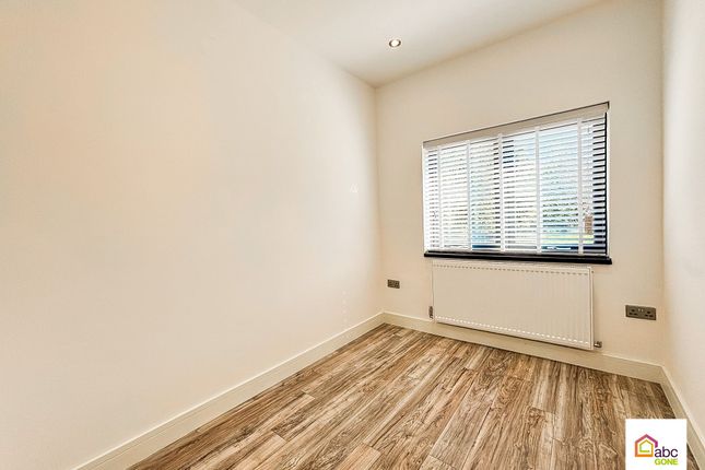 Flat 2, 131 London Road North, Redhill photo 4