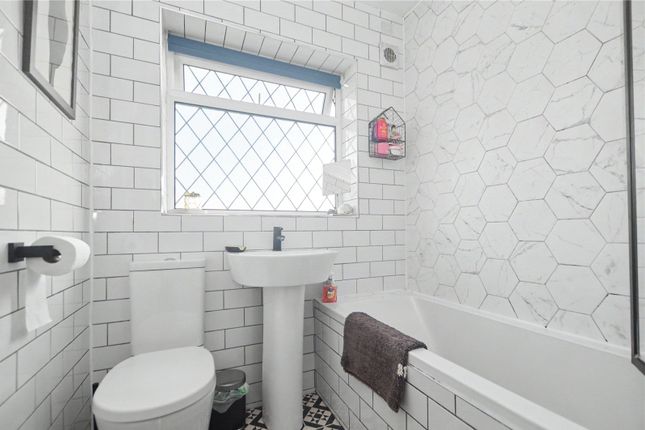 19, Windsor Crescent, Leeds photo 4