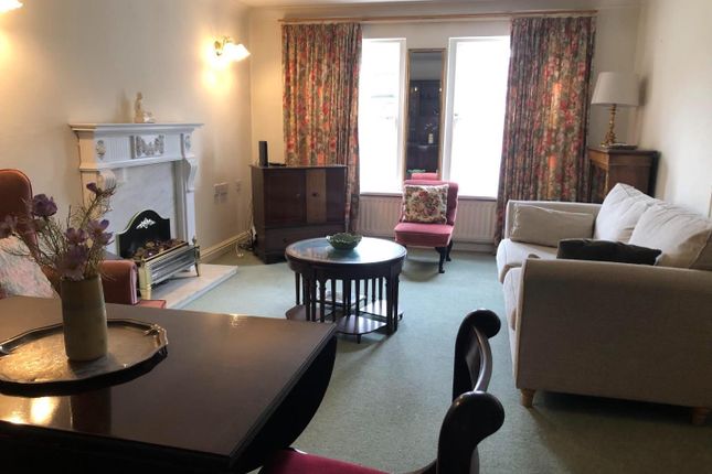 31 Lister Court, Cunliffe Road, Ilkley photo 2
