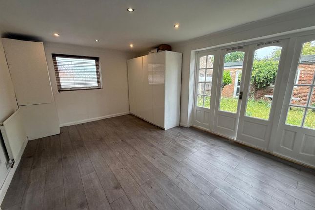 72A, Dorchester Avenue, London photo 5