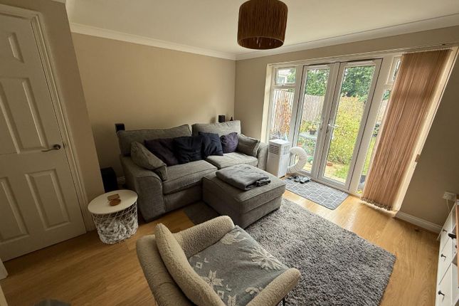 6, Thompson Court, Swindon photo 2