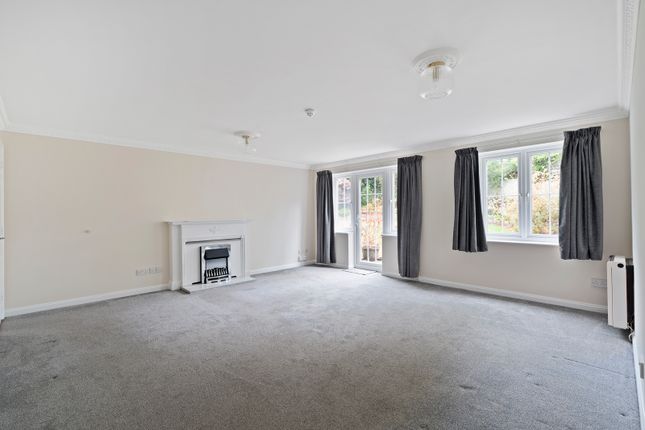 Flat 2 Village Gate, Southampton Hill, Fareham photo 3