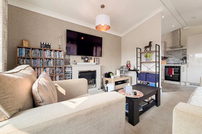 6 Castle Lake, Tedstone Wafre photo 2