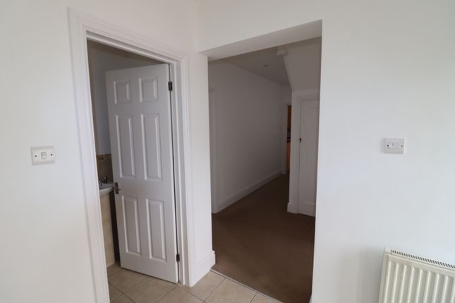 84, Hartland Way, Croydon photo 2