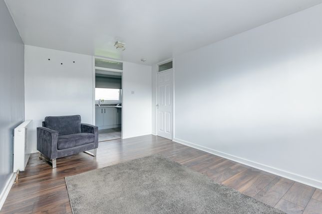 11/3, Calder Court, EDINBURGH photo 4