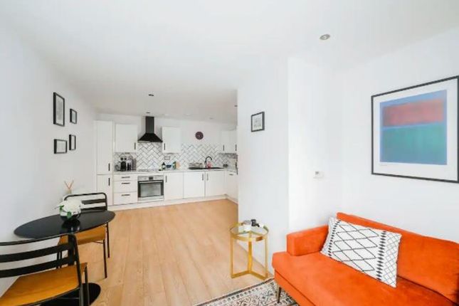 Flat to rent in Wideford Drive, London